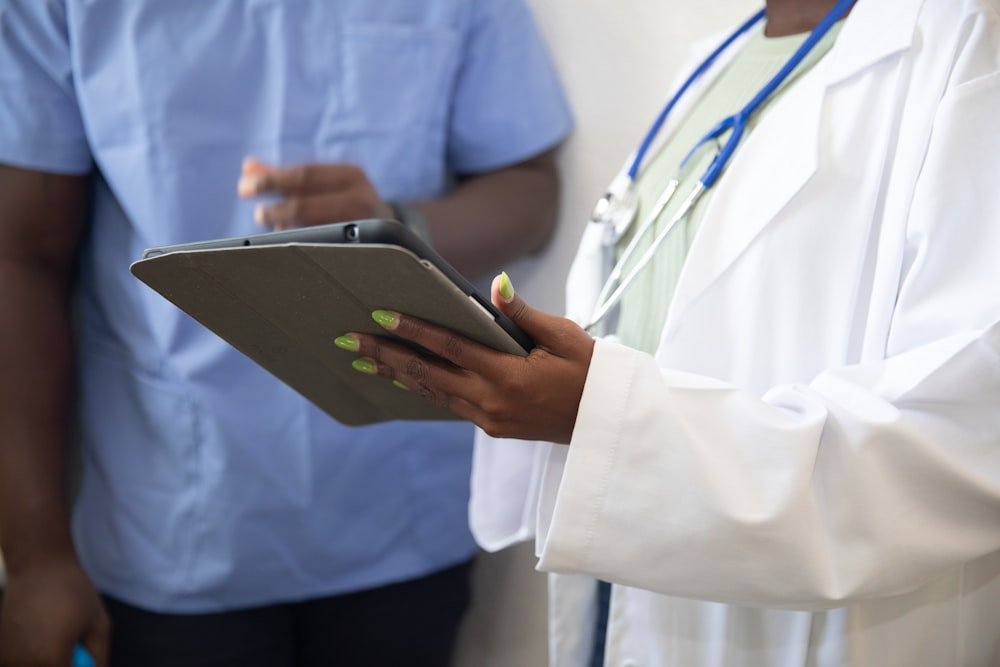 Consulta médica com análise de exames
