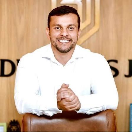 Dr. Reges Jr., médico nutrólogo, em seu consultório
